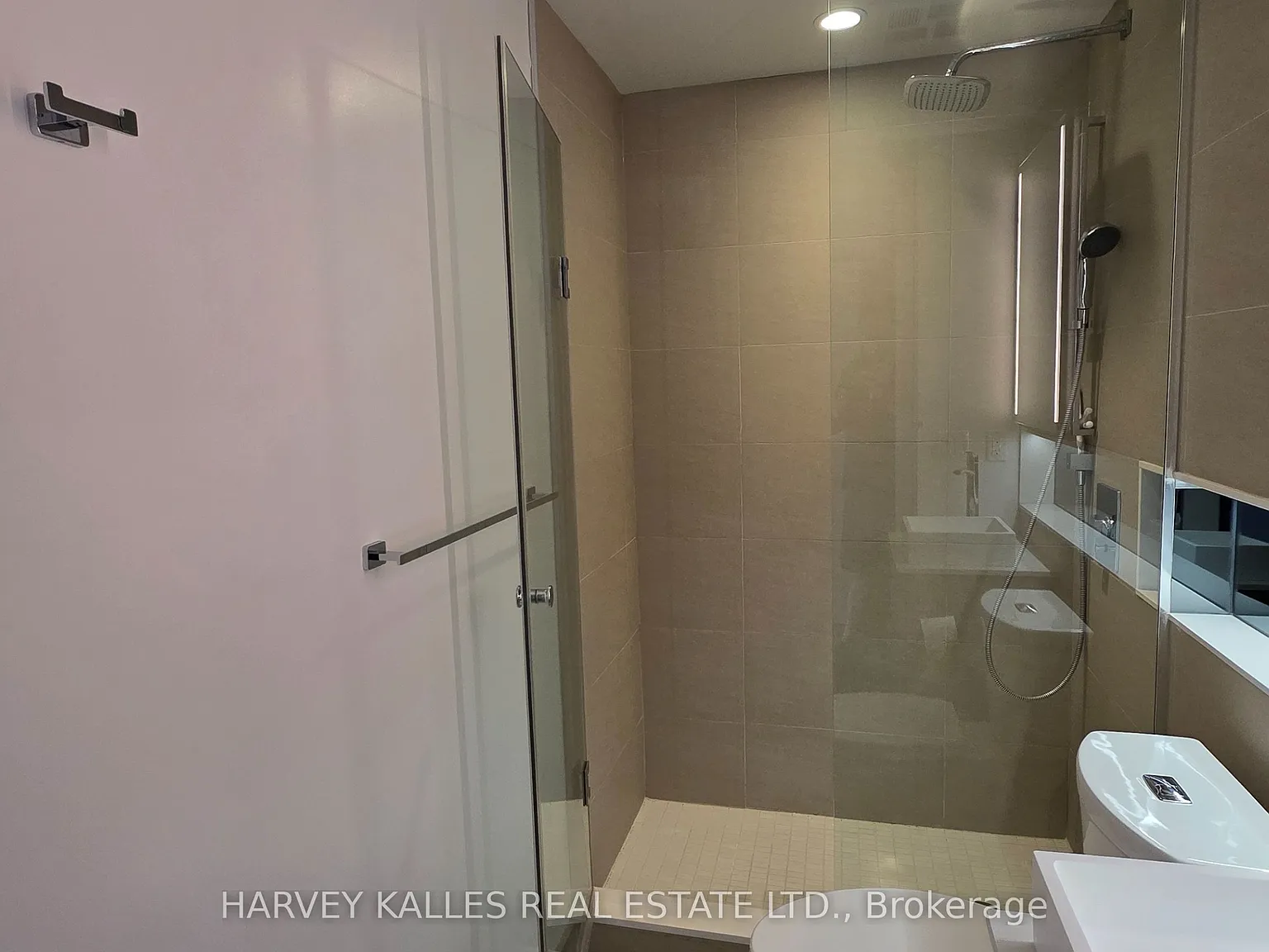 215 Queen St W — Photo 4