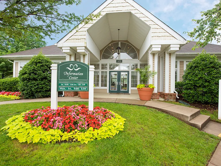 Somerset Pointe — Photo 15