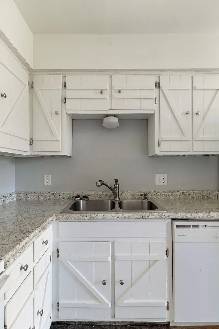 32 S Germantown Road — Photo 3