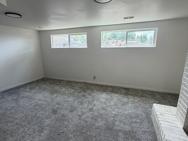 943 Crestwood Rd — Photo 3