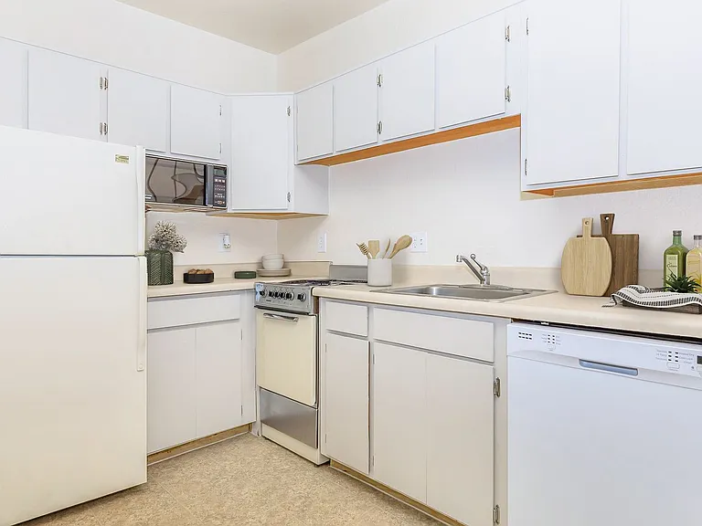 Sterling Pointe Apartments — Photo 25