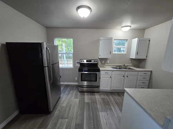 220 Avenue G, Knippa, TX 78870