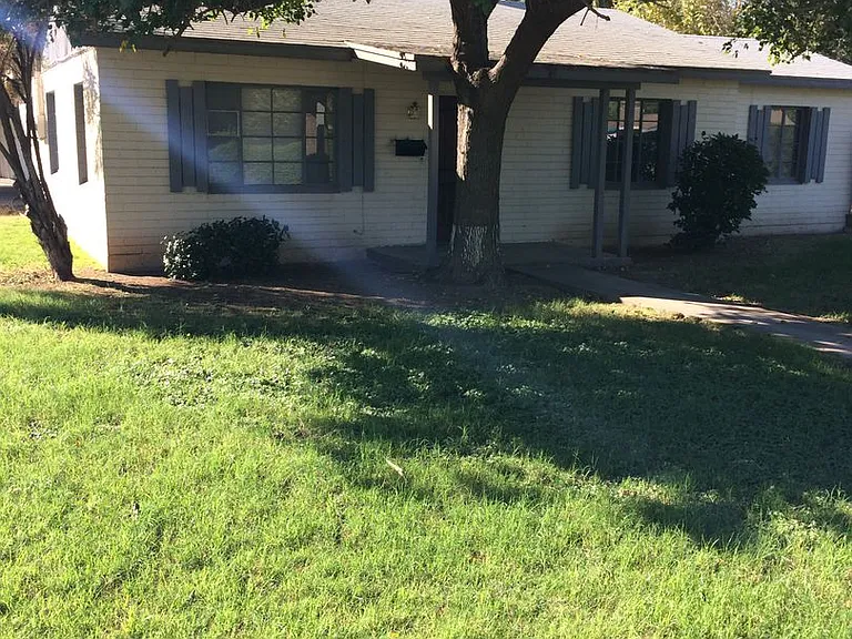 1539 E Hudson Dr — Photo 1