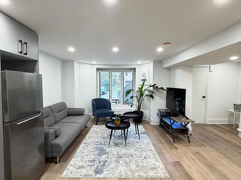 6 Woodvale Cres #LOWER — Photo 4
