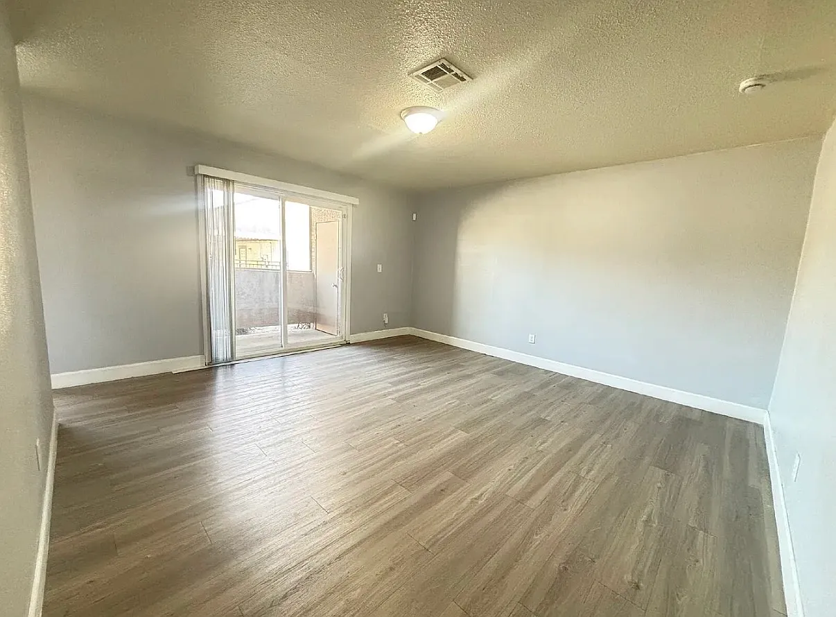 2 bed, $1,300 — Photo 2
