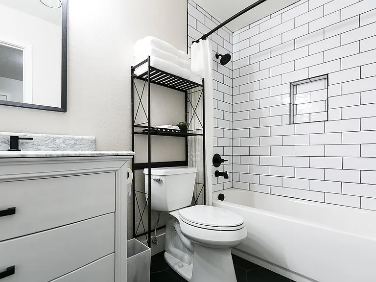 Downstairs en suite bath
