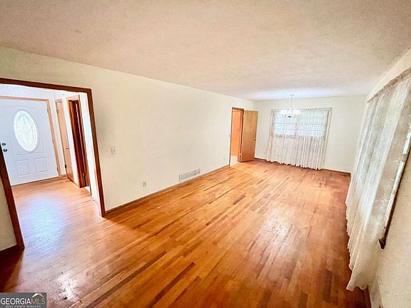 3rd image of 512 Donwood Ln SW