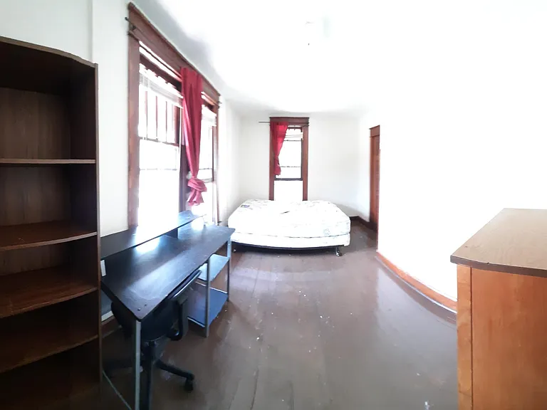421 S Woodlawn Room #28