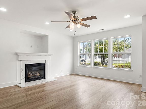 5th image of 223 Newport Dr