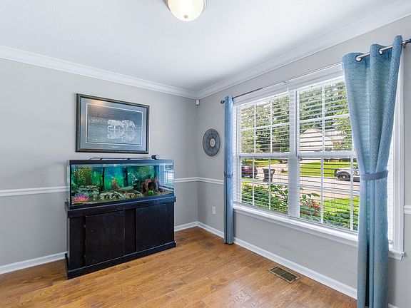 4th image of 5585 Sarah Dr