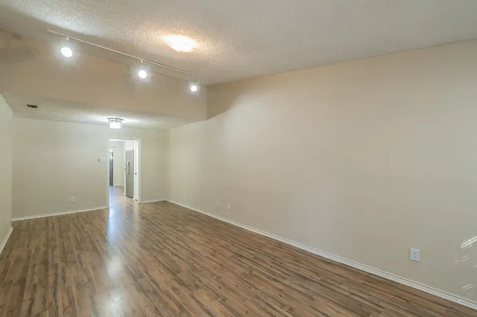 1515 Cherrycrest Ln — Photo 2