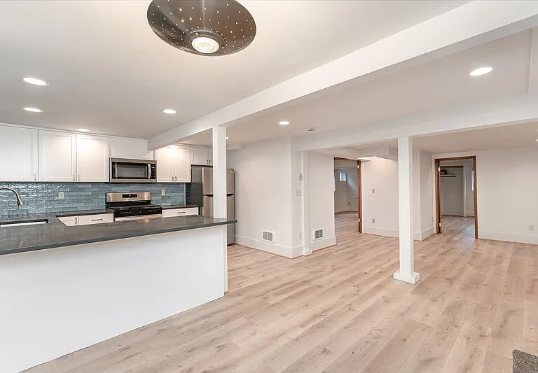 5523 Woodlawn Ave N — Photo 11