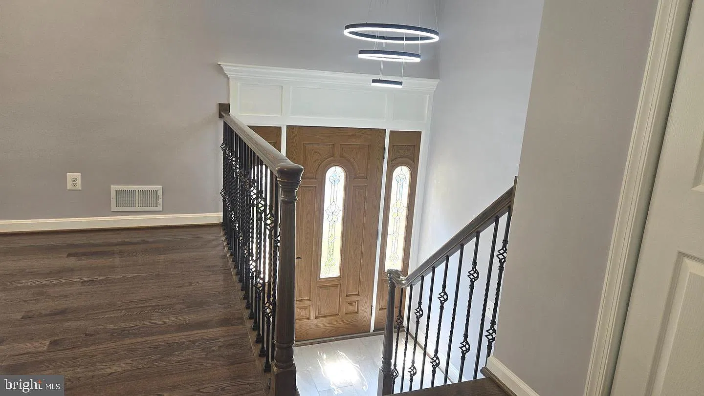 5 bed, 3.0 bath, 2332 sqft, $4,000 — Photo 3