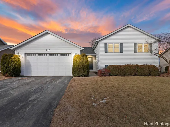 712 Robert Dr, Woodstock, IL 60098