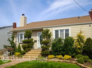 34 Ray St, Freeport, NY 11520