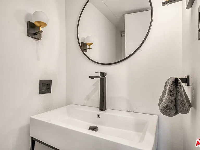10433 Wilshire Blvd #808 — Photo 6