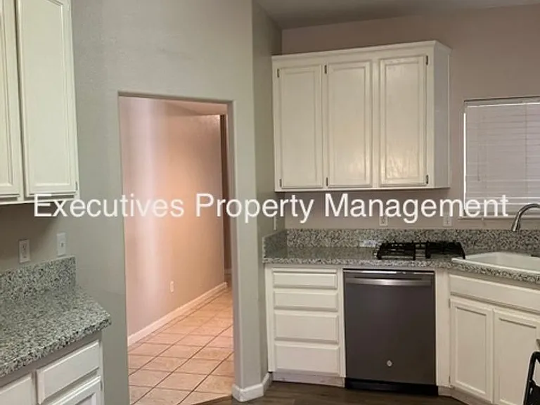 654 Gateway Dr — Photo 5