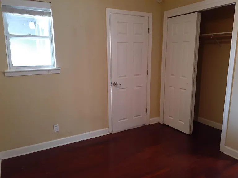 BEDROOM WITH CLOSET