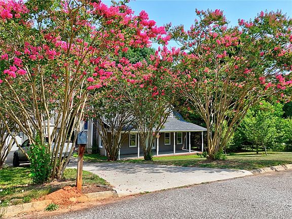 2nd image of 301 Mountain View Ct