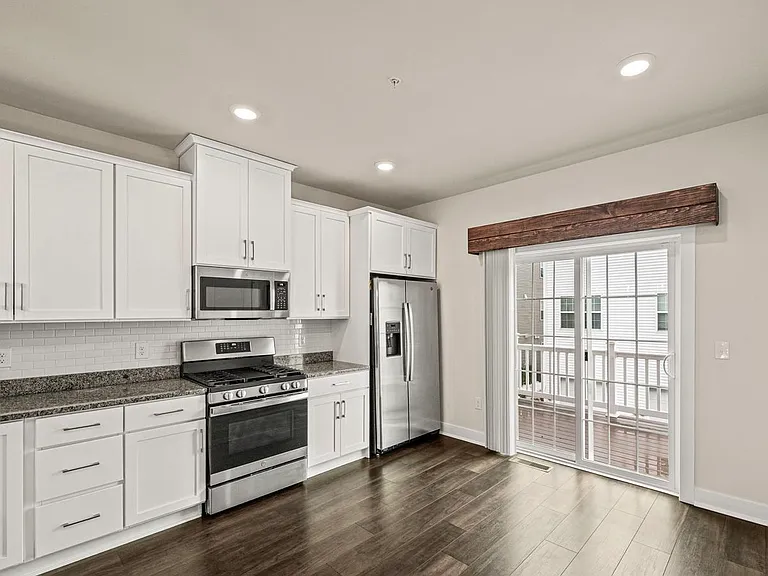 127 Gaslight Aly — Photo 11