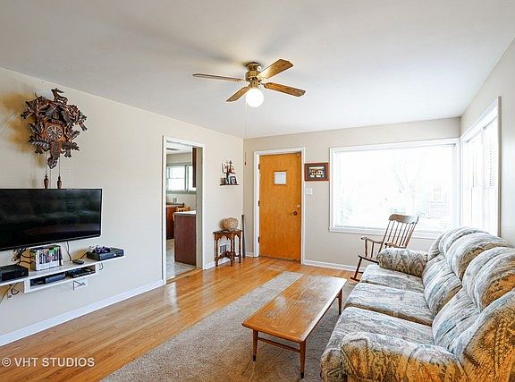 3rd image of 4822 W Ainslie St