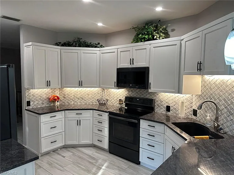 8564 Fairway Bend Dr — Photo 9