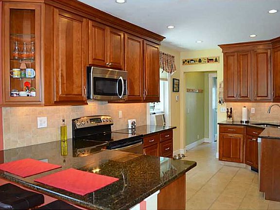 3rd image of 20 Knollwood Ave