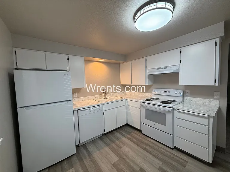 1428 S Lundstrom St — Photo 6