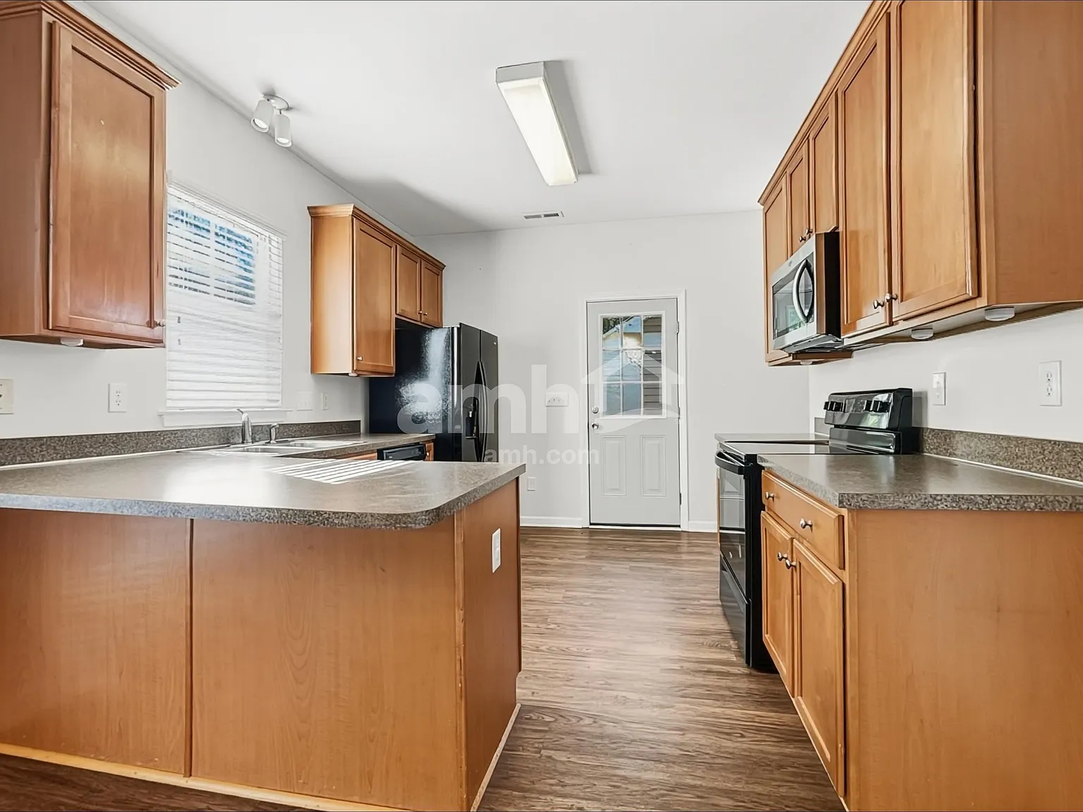 3 bed, 2.0 bath, 1528 sqft, $2,065 — Photo 4