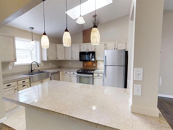 Kitchen and Breakfast Bar