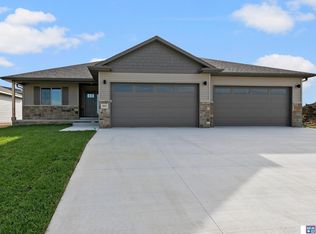 805 Regiment Rd, Lincoln, NE 68527