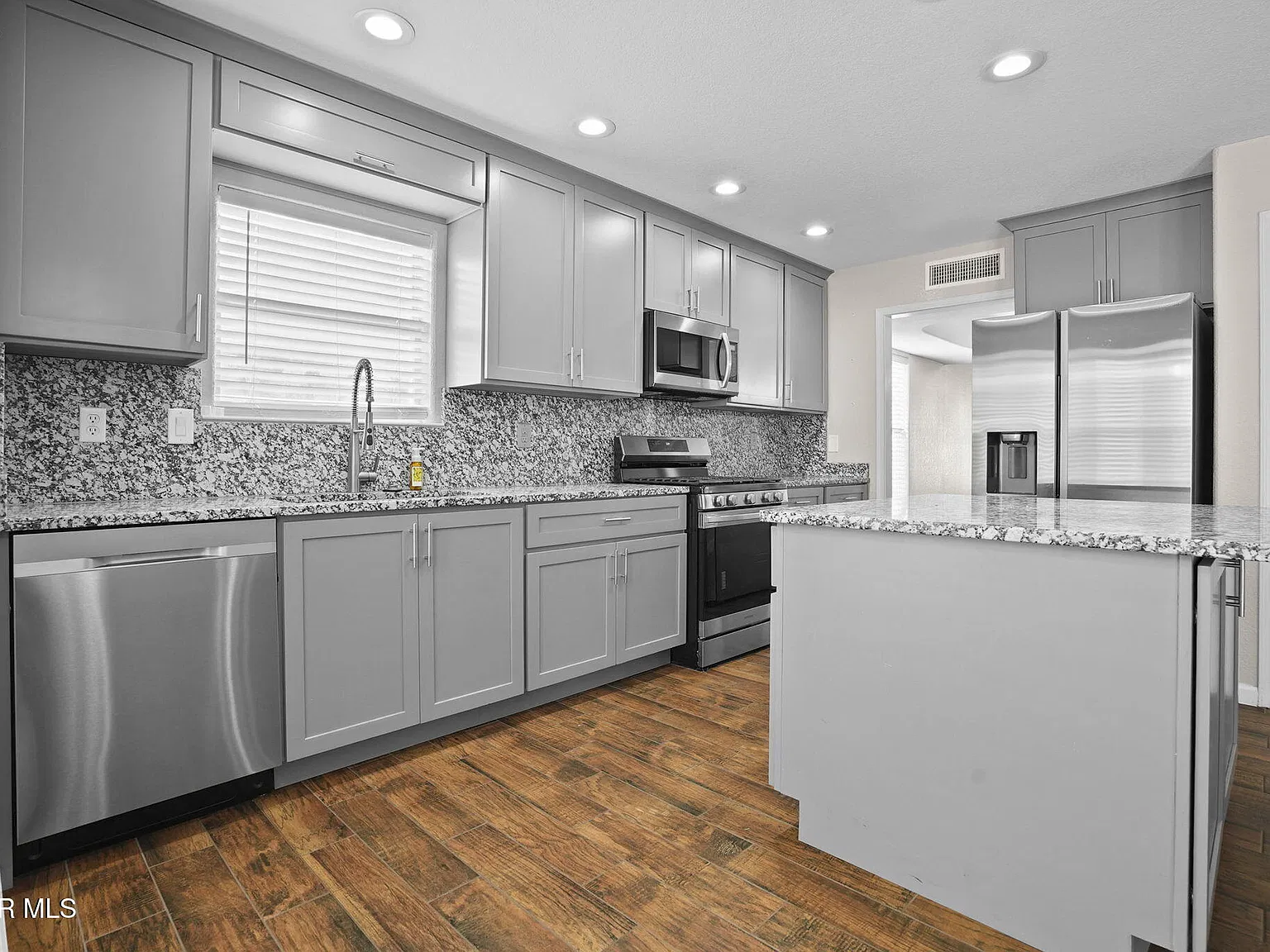 3 bed, 3.0 bath, 2639 sqft, $2,900 — Photo 3