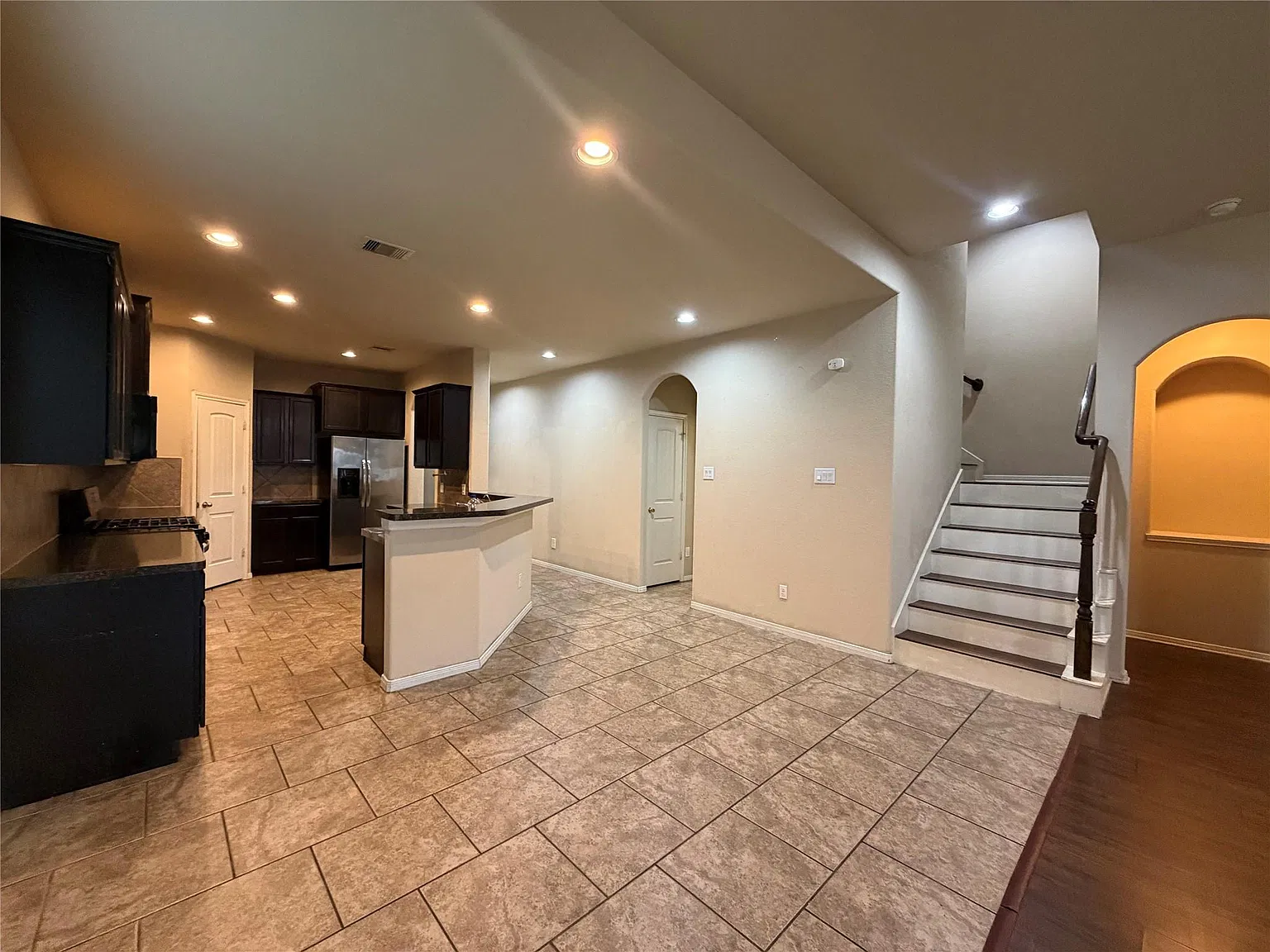 4 bed, 2.5 bath, 2400 sqft, $2,300 — Photo 4