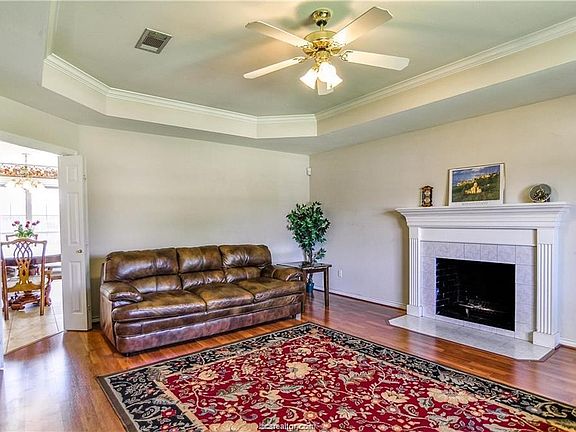 3rd image of 606 Brussels Dr