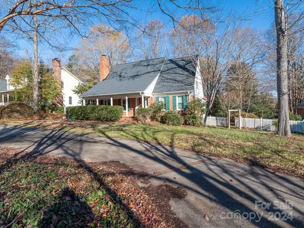 6833 Charette Ct, Charlotte, NC 28215