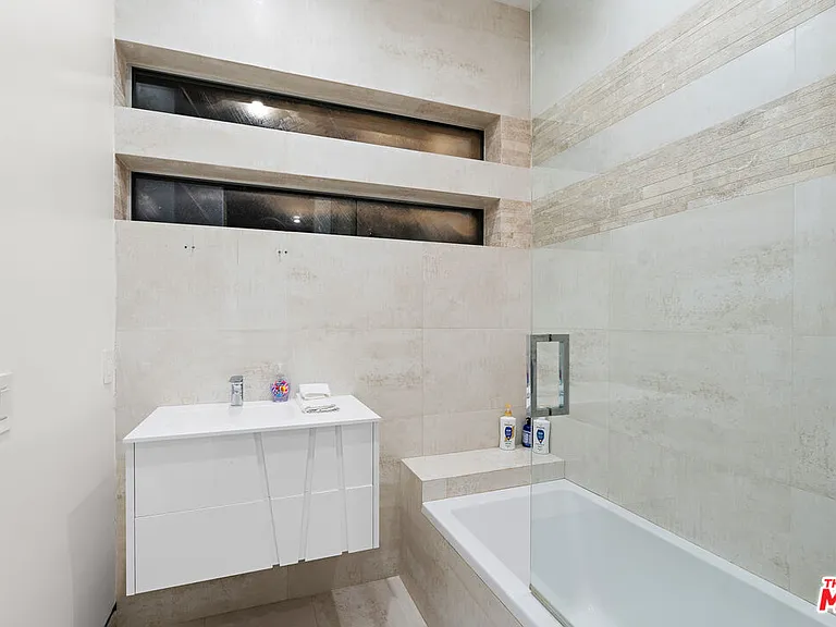 637 N Gardner St — Photo 28