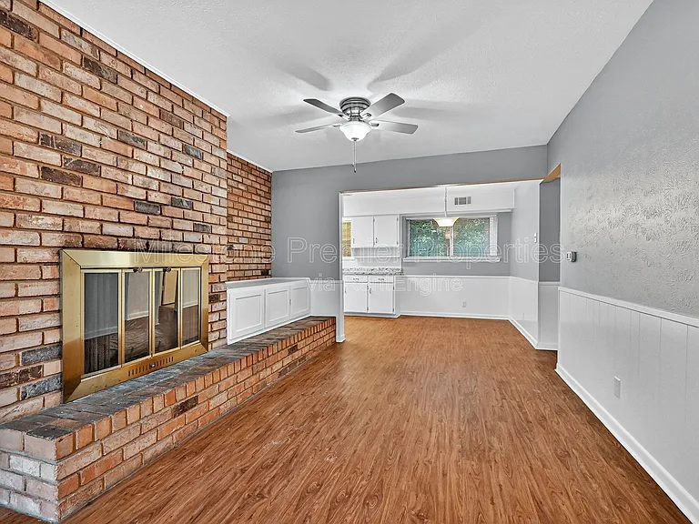 105 E Ford St — Photo 5
