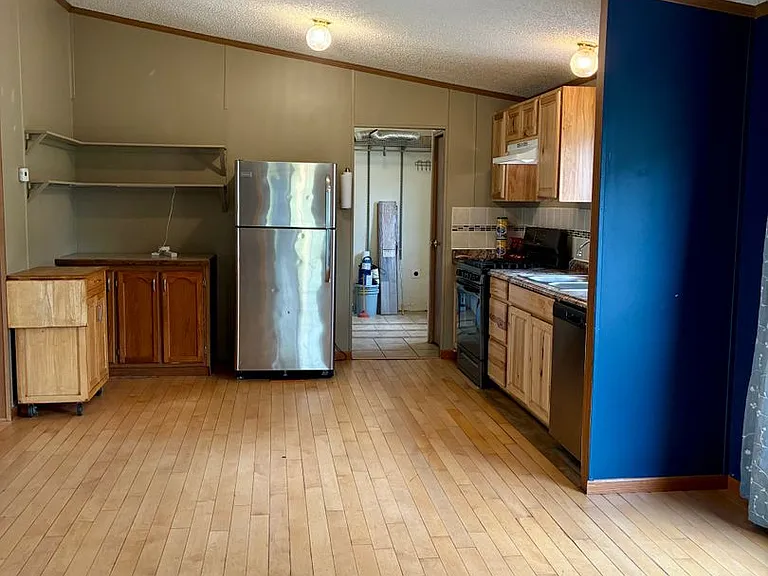 1253 N County Line Rd — Photo 7
