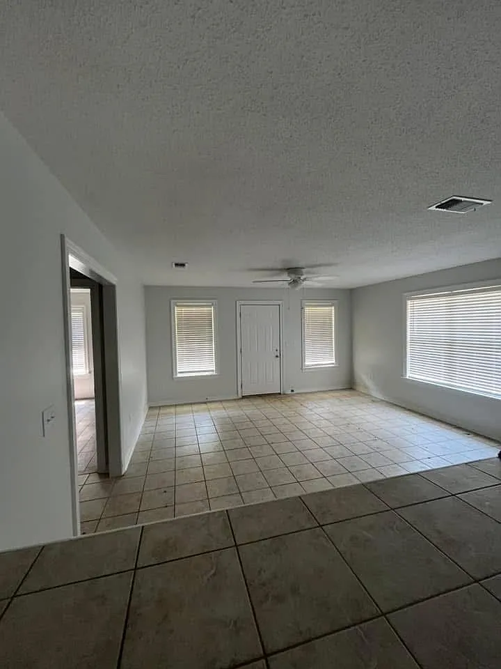 2 bed, 998 sqft, $1,500 — Photo 1