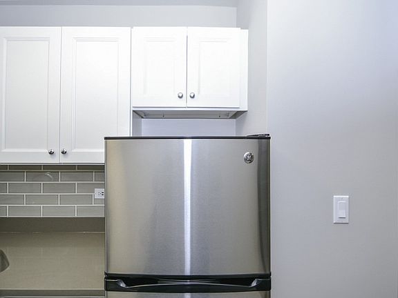 4th image of 817 W Lakeside Pl #104
