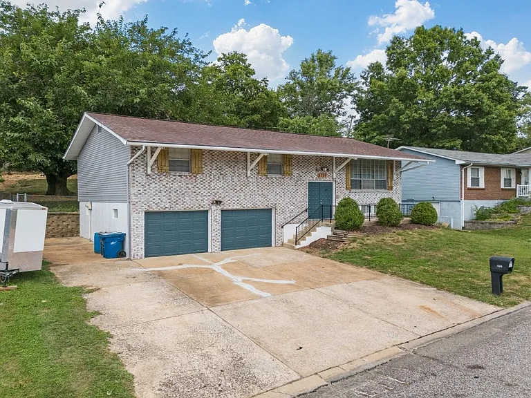 2751 Tiara Dr — Photo 2
