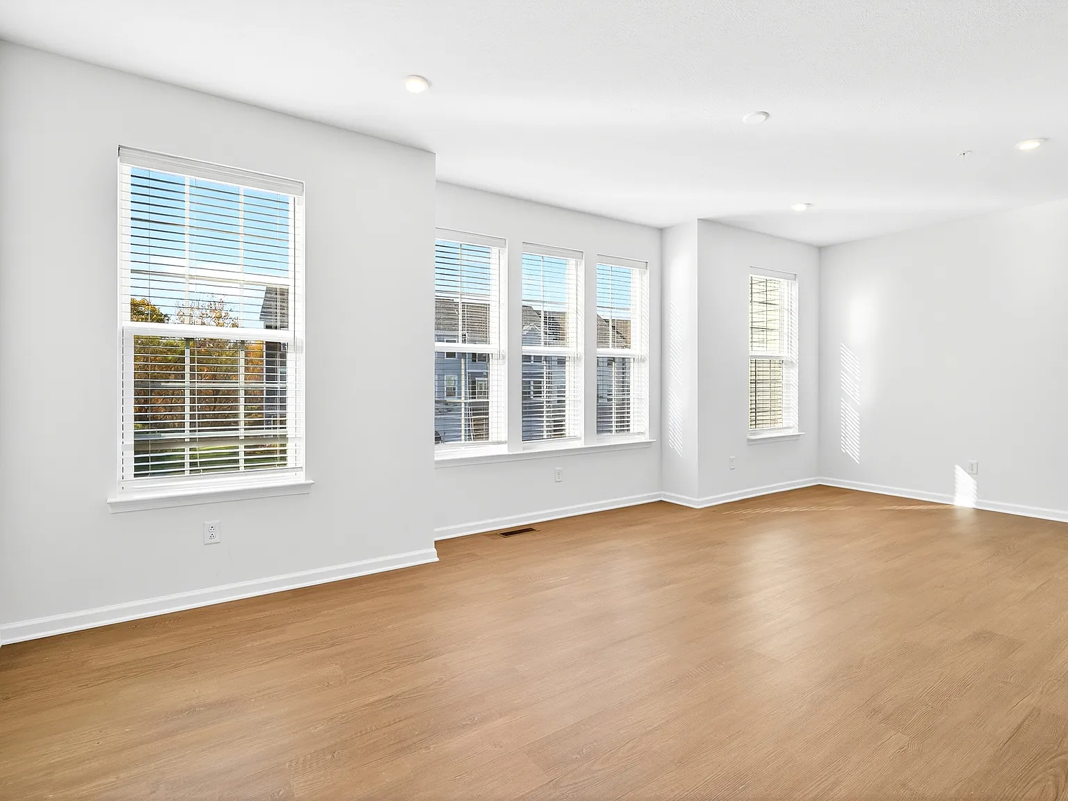 3 bed, 2.5 bath, 2246 sqft, $2,600 — Photo 4