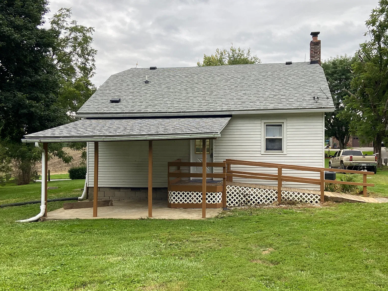 4 bed, $1,875 — Photo 2