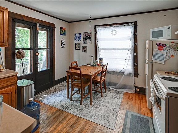 3rd image of 416 Castle Pl