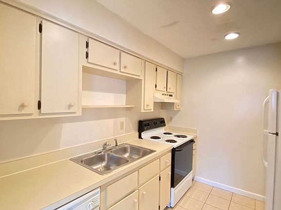 5th image of 620 SE 28th Pl #D