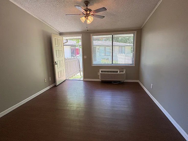 37926 Hillside Ln — Photo 3