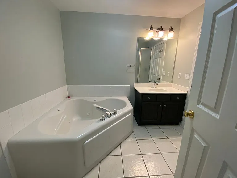 892 Trenton Ln N — Photo 6
