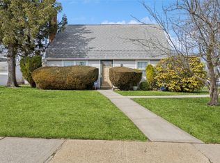 108 Barnyard Ln, Levittown, NY 11756