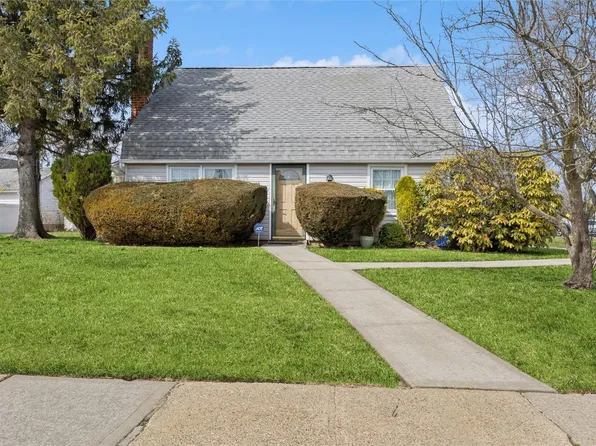 108 Barnyard Lane, Levittown, NY 11756