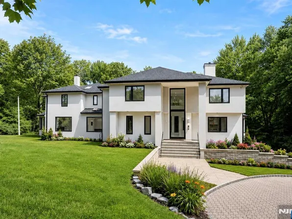 1 Lambs Ln, Cresskill, NJ 07626